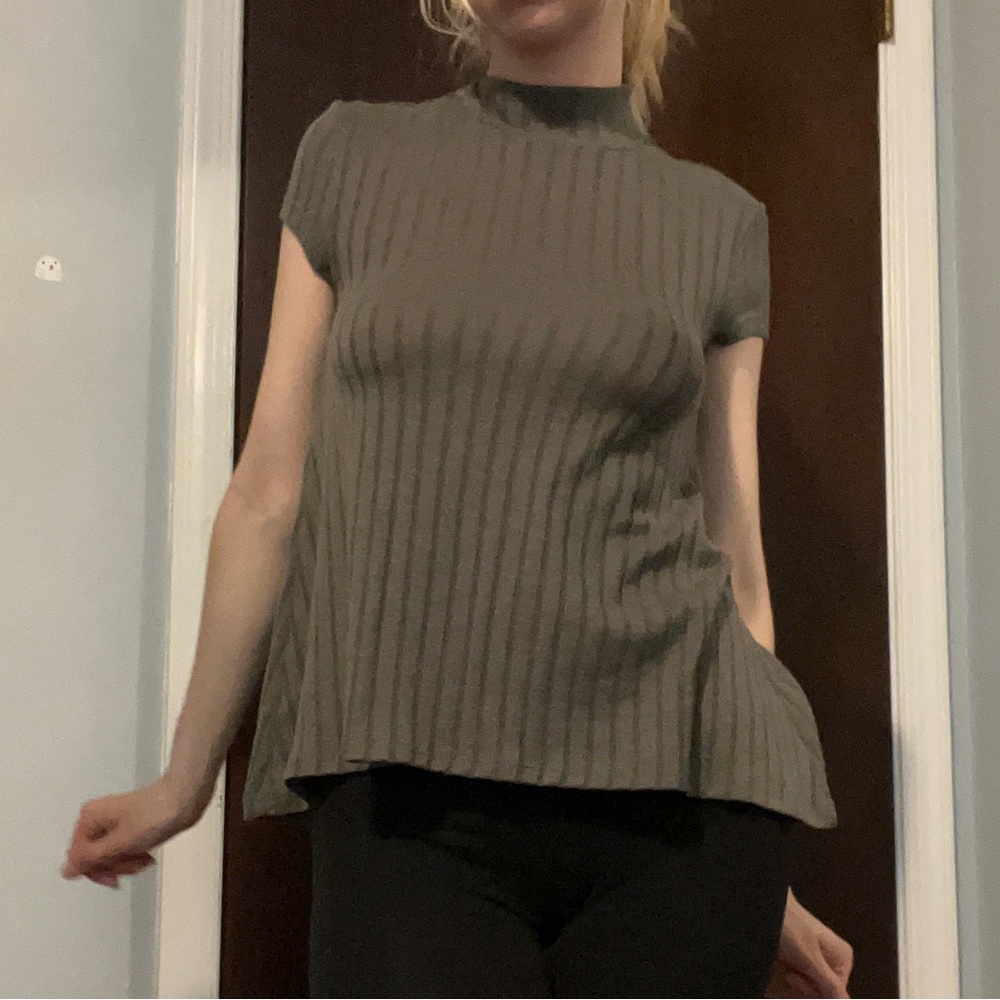 4 Fall Shirts/Sweaters! - Picture 8 of 11
